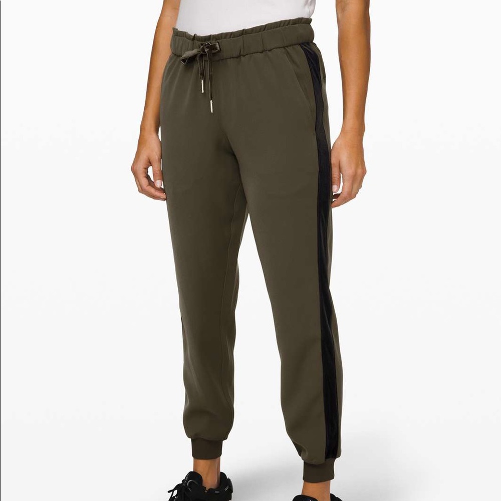 NWOT On the Fly Jogger Velvet Trim